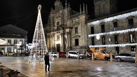 El �rbol de Navidad en la plaza Mayor, donde destaca la iluminaci�n del Concello