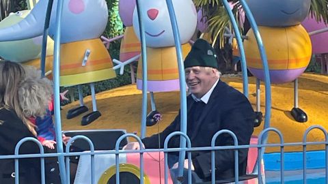 Boris Johnson, su mujer Carrie y su hijo estuvieron el domingo en el parque de atracciones de Peppa Pig World, en Ower, Inglaterra.