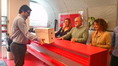 El representante de la precandidatura de Adri�n Barb�n, �scar P�rez, entrga los avales a la Comisi�n de Garantias Electorales de la FSA