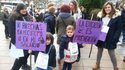 Dos ni�as posan ataviadas con los esl�ganes del 8M, en la concentraci�n en Castrill�n