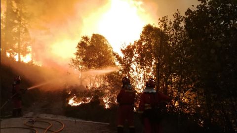 Noche de intenso trabajo en la defensa de viviendas y establos en la poblaci�n de San Salvador (Asturias)