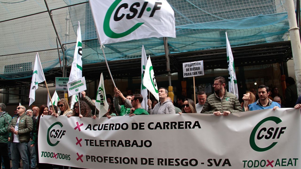 El personal de la Agencia Tributaria se moviliza en A Coruña para exigir mejoras laborales