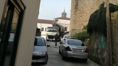 Fotograf�a en la que se ve al camionerso subido en la cisterna para tratar de desenredar los cables
