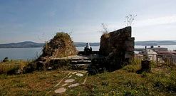 Los t�cnicos temen que la barandilla podr�a da�ar las troneras del castillo de Sada.