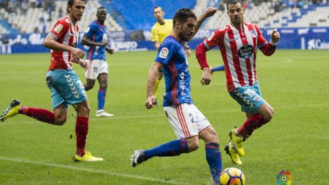 Diegui Johannesson golpeando un bal�n ante el Lugo