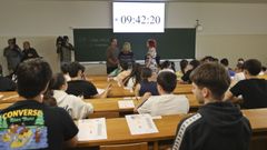 Alumnos en la Facultade de Comunicaci�n de Santiago, minutos antes de empezar las pruebas de la selectividad, el pasado 2 de junio.