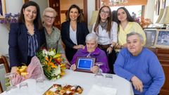 La centenaria Dolores Guerra, con dos hijas, una nieta, una bisnieta, la alcaldesa de Betanzos y una concejala