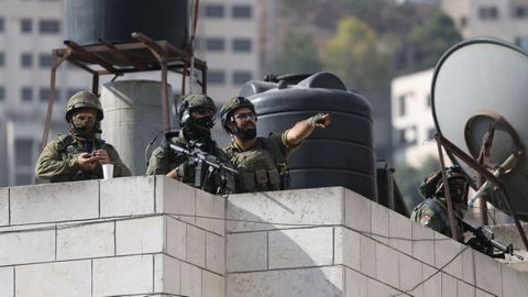 Soldados israeles durante una redada en Nablus la semana pasada.