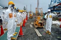 Los operarios de Fukushima intentan contener la fuga radiactiva, cuyo origen an no se ha localizado.