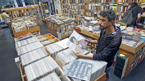 La nueva vida de un referente en la seleccin de libros antiguos comenz en A Corua con la apertura de un local de Follas Vollas, que ofrece autnticas reliquias, vinilos y deuveds
