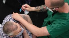 La vacunaci�n masiva en Expocoru�a, en im�genes