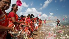 Un grupo de mujeres esparcen ptalos de flores en Bengala en homenaje a las vctimas
