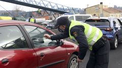 Uno de los controles con que cada d�a se vigila el cumplimiento del cierre perimetral en Santiago