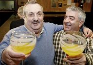 El exregidor Casanova (derecha) celebra el premio con el exguardia civil Jos� Luis D�az, quien le trajo el boleto de Monforte.