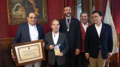 Luis Rey, segundo por la izquierda, junto a su hijo, sobrinos y el alcalde de Vilagarc�a en la concesi�n de la medalla de oro de la ciudad a Fundiciones Rey, en febrero del a�o pasado