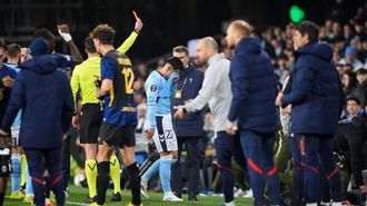 Hugo Sotelo abandona el terreno de juego tras ver la tarjeta roja directa en el Celta-Lille.