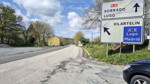 Estado de la N-6 entre o Corgo y Baralla, con baches, sin pintar y acceso sin sealizacin horizontal