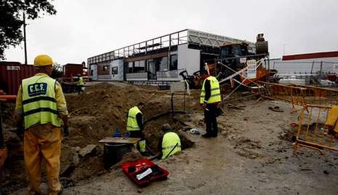 El restaurante, al fondo, ya est� levantado y ahora se trabaja en la urbanizaci�n de la parcela.