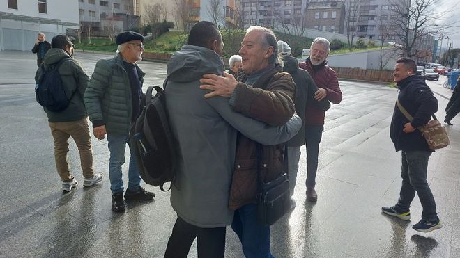 Abrazos de feligreses a los tripulantes nepal�es despu�s de que el cura Juan Antonio Terr�n�les acompa�ase el�pasado mi�rcoles�a conocer la sentencia,y confirmarse que no volver�n a prisi�n