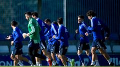 Los futbolistas del Real Oviedo, durante un entrenamiento en El Requexn