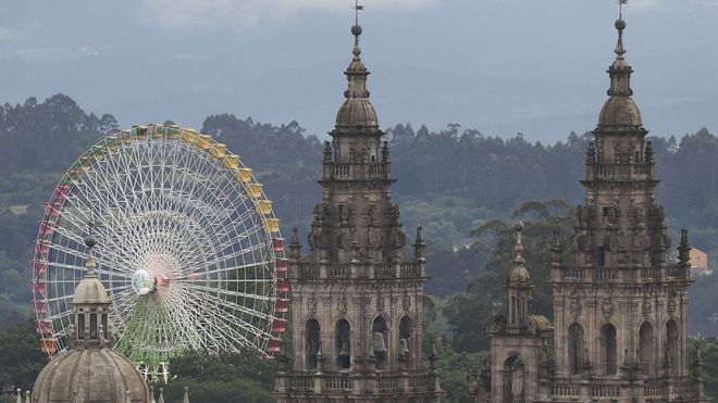 Visitar los tejados de la Catedral es posible tras la renovaci�n de las cubietas, que ahora inicia la segunda fase del proyecto. En la foto, ayer, la noria instalada en el alto de Santa Susana con motivo de las fiestas de la Ascensi�n, que comienzan este martes