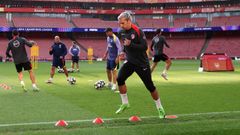 Antoine Griezmann, durante la sesi�n de entrenamiento de este lunes en el Emirates Stadium.