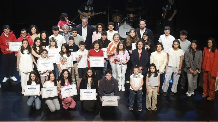 Foto de familia de los premiados en los concursos de Prensa-Escuela a lo largo del curso
