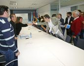 La patrona mayor de Louriz�n, una de las promotoras de la reuni�n, saluda al alcalde de Pontevedra. 