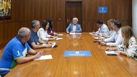 Reunión de la Junta de Gobierno de la Diputación presidida por Rosendo Fernández.
