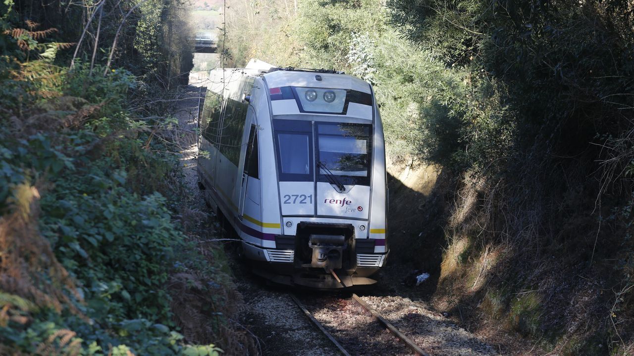 Tres días ya con el tren descarrilado en Foz y paran los trabajos para reanudarlos tras Año Nuevo