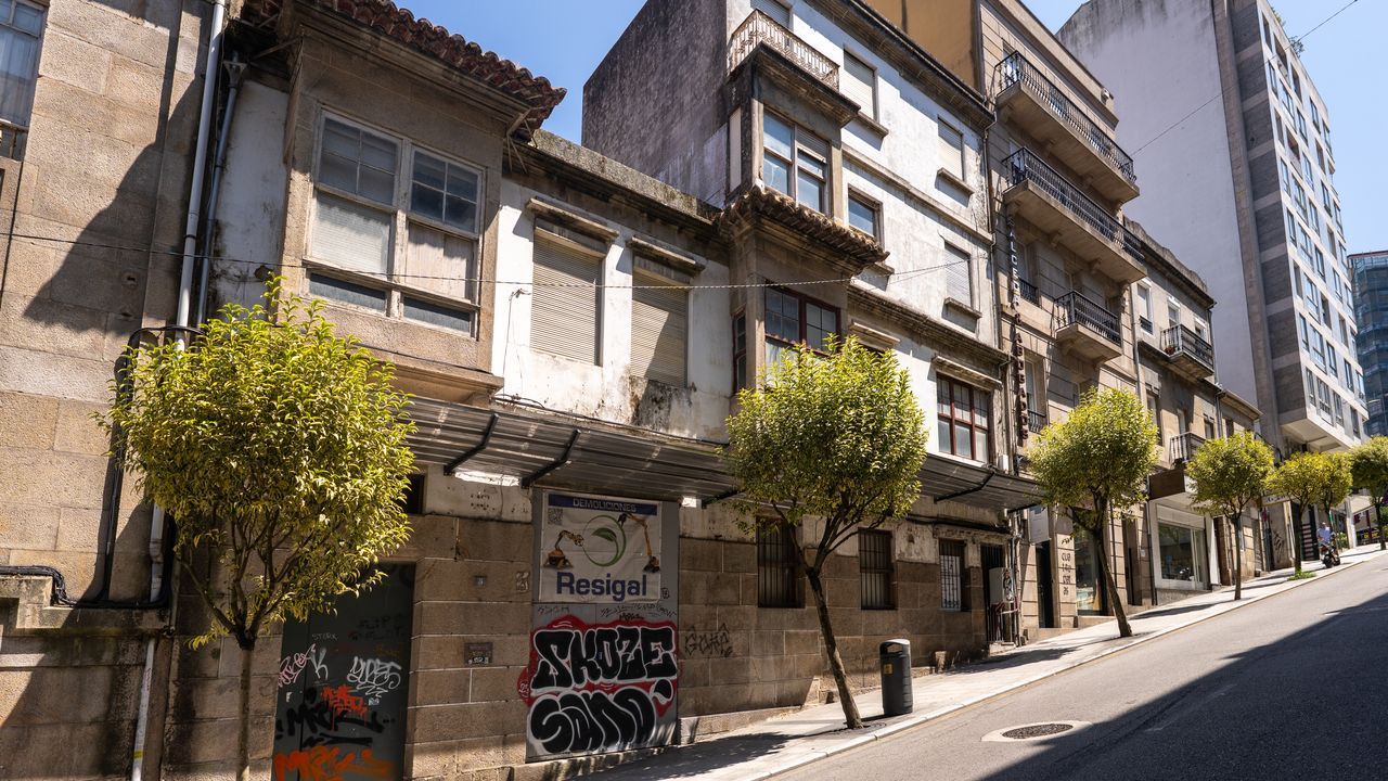 Dos edificios antiguos elevar