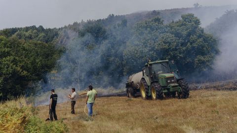 La UME y los brigadistas trabajando en el incendio de Maceda