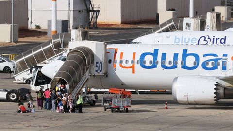 Pasajeros del vuelo entre Tel Aviv y Dub�i piden ayuda para el piloto herido