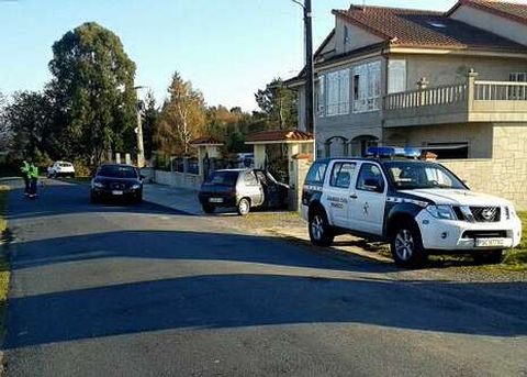 El coche colision� contra el muro de una casa en Umia.