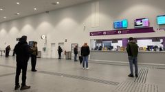 Usuarios en la estaci�n provisional de tren de A Coru�a este martes por la ma�ana