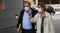 El exalcalde de Cangas del Narcea, Jos� Manuel Mart�nez de IU y su abogada Ana Boto a su llegada a la Secci�n Tercera de la Audiencia Provincial de Oviedo
