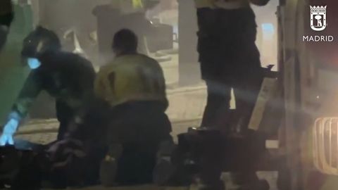 Los bomberos encuentran otros dos cuerpos sin vida en el edificio derrumbado en Madrid