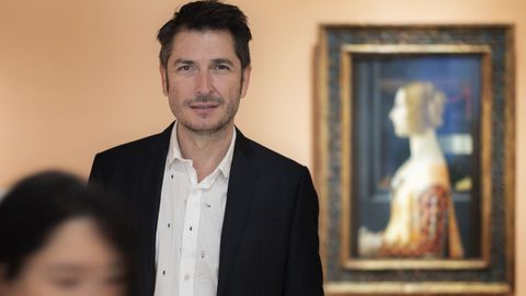 Carlos del Amor ante el retrato de Giovanna degli Albizzi Tornabuoni, de Domenico Ghirlandaio, que reproduce en la portada de su libro �Retratarte�. 
