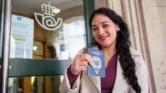 Evelyn, que emigr&oacute; desde Venezuela y vive en Arcade, esta ma&ntilde;ana, en la oficina de Correos de Pontevedra tramitando su regularizaci&oacute;n.