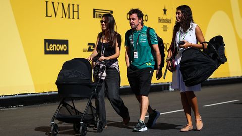 Melissa Jim�nez y Fernando Alonso, con su beb�, en el circuito madrile�o