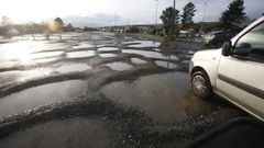 En el primer leira p�rking del HULA los baches campan a sus anchas