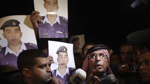 Safi Yousef (dcha), padre del piloto jordano Muaz Kasasbeh, a quien el grupo yihadista Estado Islmico (EI)