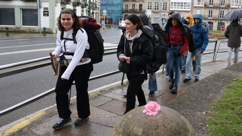 El primer d�a del 2026�siguieron llegando peregrinos a Santiago, como este grupo que entr� por el Camino Portugu�s