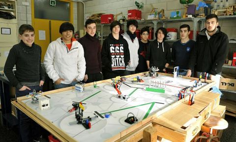 Los nueve estudiantes del Xunqueira que participaban en la First Lego y que irn a Tenerife. 