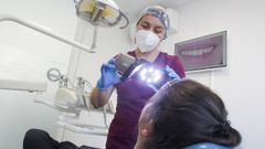 La odont�loga Patricia Aneiros, realizando un estudio de la sonrisa a una clienta en su cl�nica de Ferrol