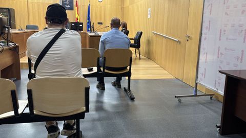 Los dos implicados en las lesiones, durante el juicio en Ourense