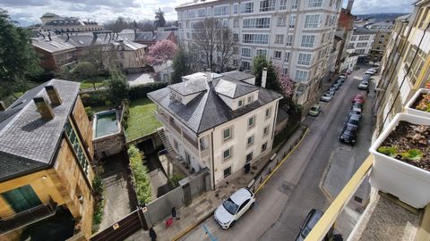 La casa en venta, a la derecha, en una zona de chals y con solar junto a la vivienda