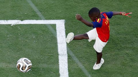 Keyne chuta el bal�n tras el final del encuentro frente a Argentina