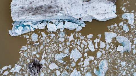 Una glaciar rompindose en fragmentos