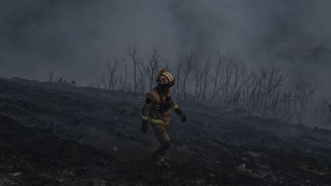 Un bombero en el incendio de Maceda (Ourense